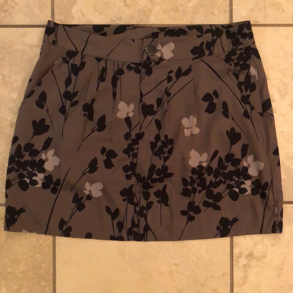 Women’s Gap size 4 Gray and Navy flowered skirt
